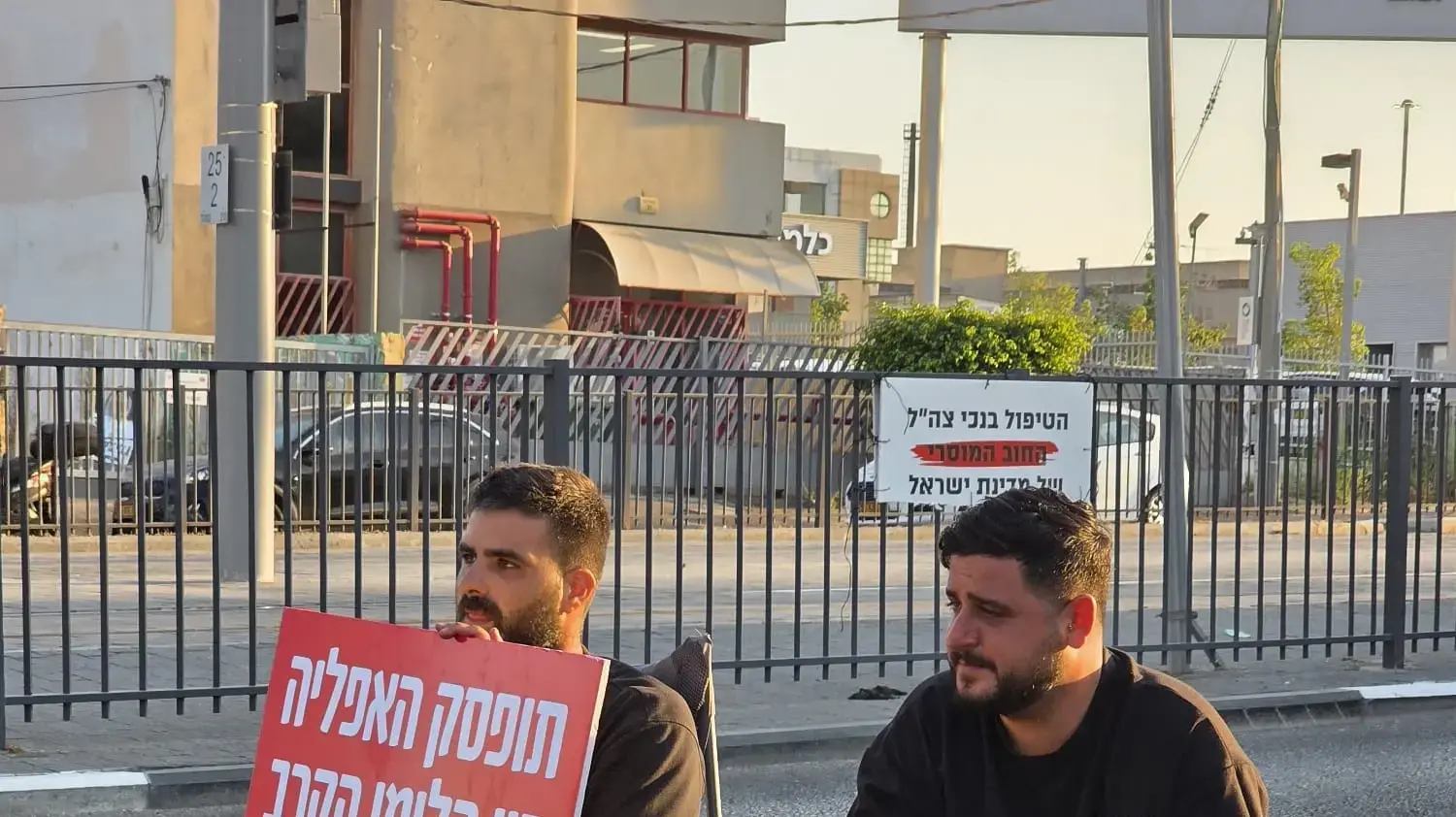 זעקת הלומי הקרב מול משרד הביטחון. 28 ביולי 2025 זעקת הלומי הקרב מול משרד הביטחון. 28 ביולי 2025