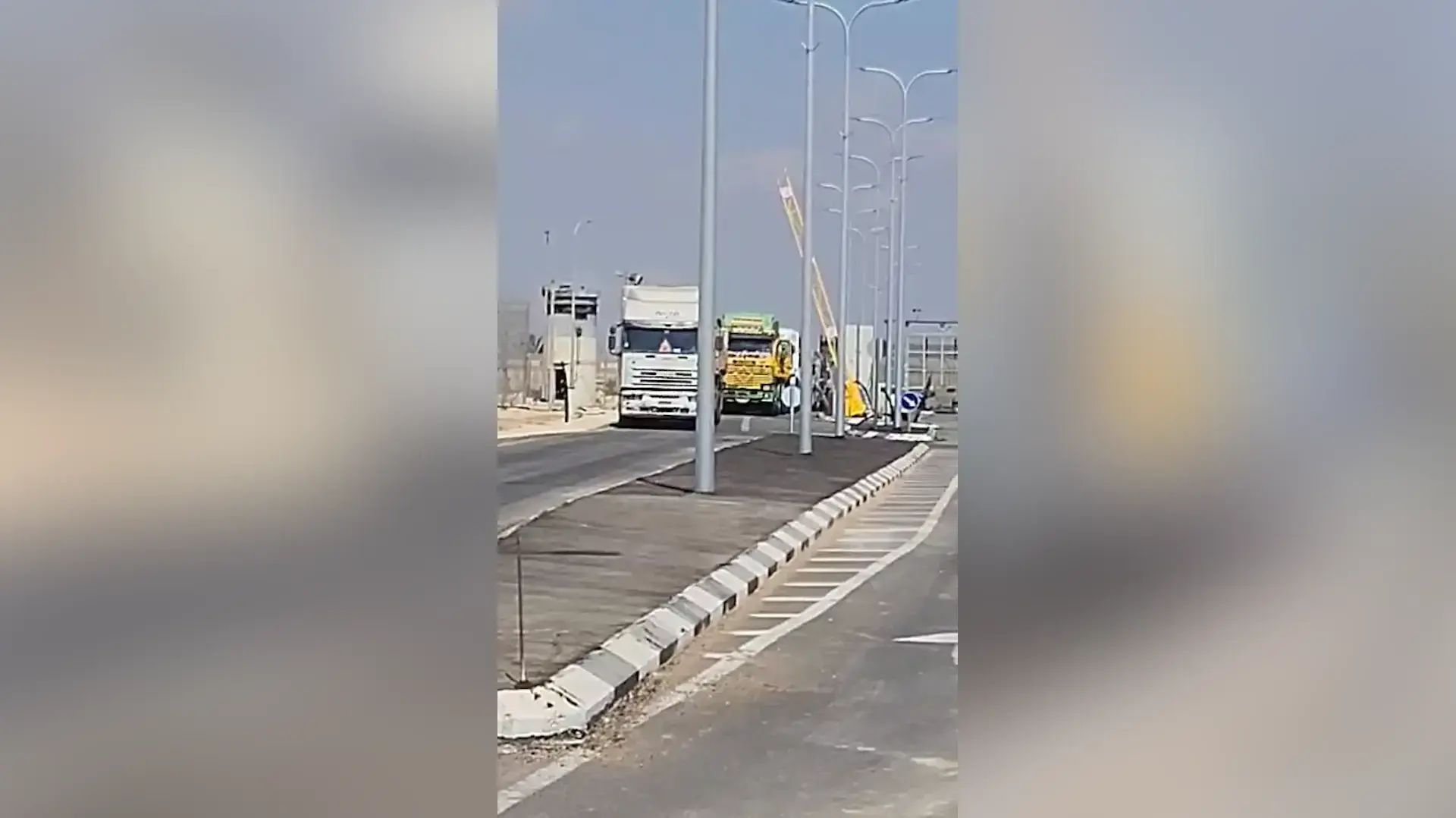 משאיות שהגיעו ממצרים עם סיוע הומניטרי משאיות שהגיעו ממצרים עם סיוע הומניטרי