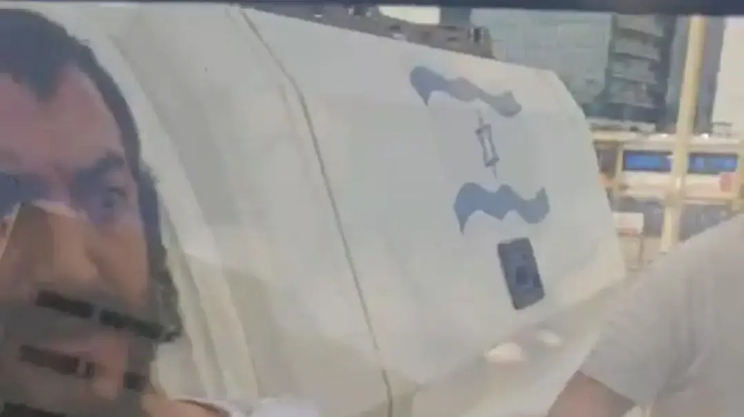 שוטר דורך, חונק ומאיים בטייזר על הלום קרב במחאת הלומי הקרב. 29 ביולי 2025 שוטר דורך, חונק ומאיים בטייזר על הלום קרב במחאת הלומי הקרב. 29 ביולי 2025