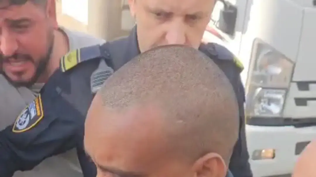 שוטר דורך, חונק ומאיים בטייזר על הלום קרב במחאת הלומי הקרב. 29 ביולי 2025 שוטר דורך, חונק ומאיים בטייזר על הלום קרב במחאת הלומי הקרב. 29 ביולי 2025