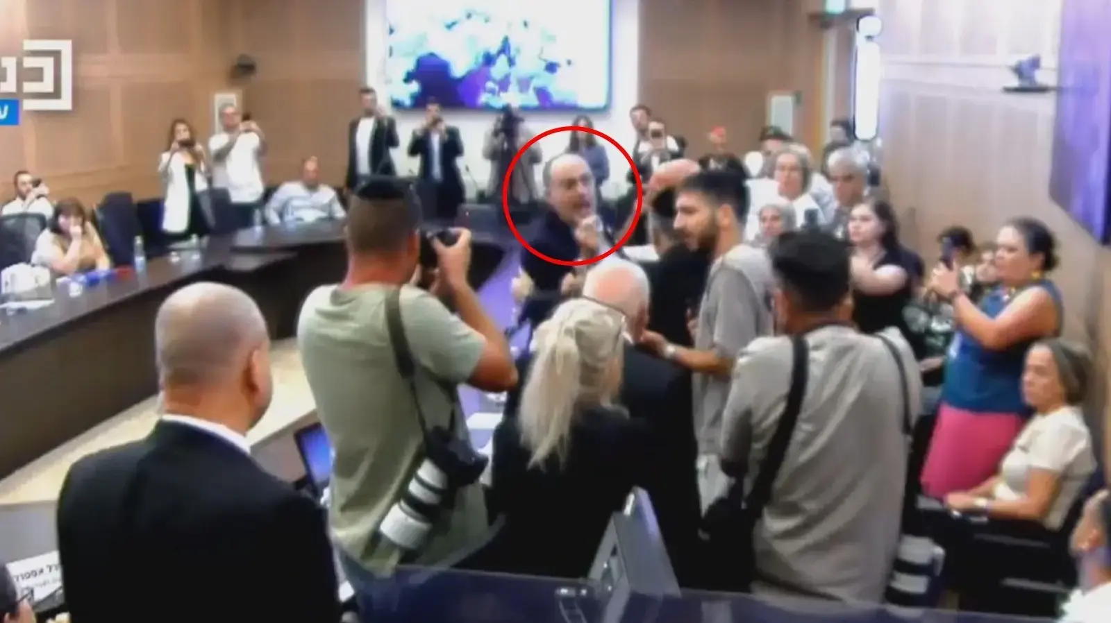 בחירת ממלא מקום ליושב ראש הכנסת בעת היעדרו מהארץ, ח"כ ואטורי מתעמת עם עוזר פרלמנטרי בחירת ממלא מקום ליושב ראש הכנסת בעת היעדרו מהארץ, ח"כ ואטורי מתעמת עם עוזר פרלמנטרי