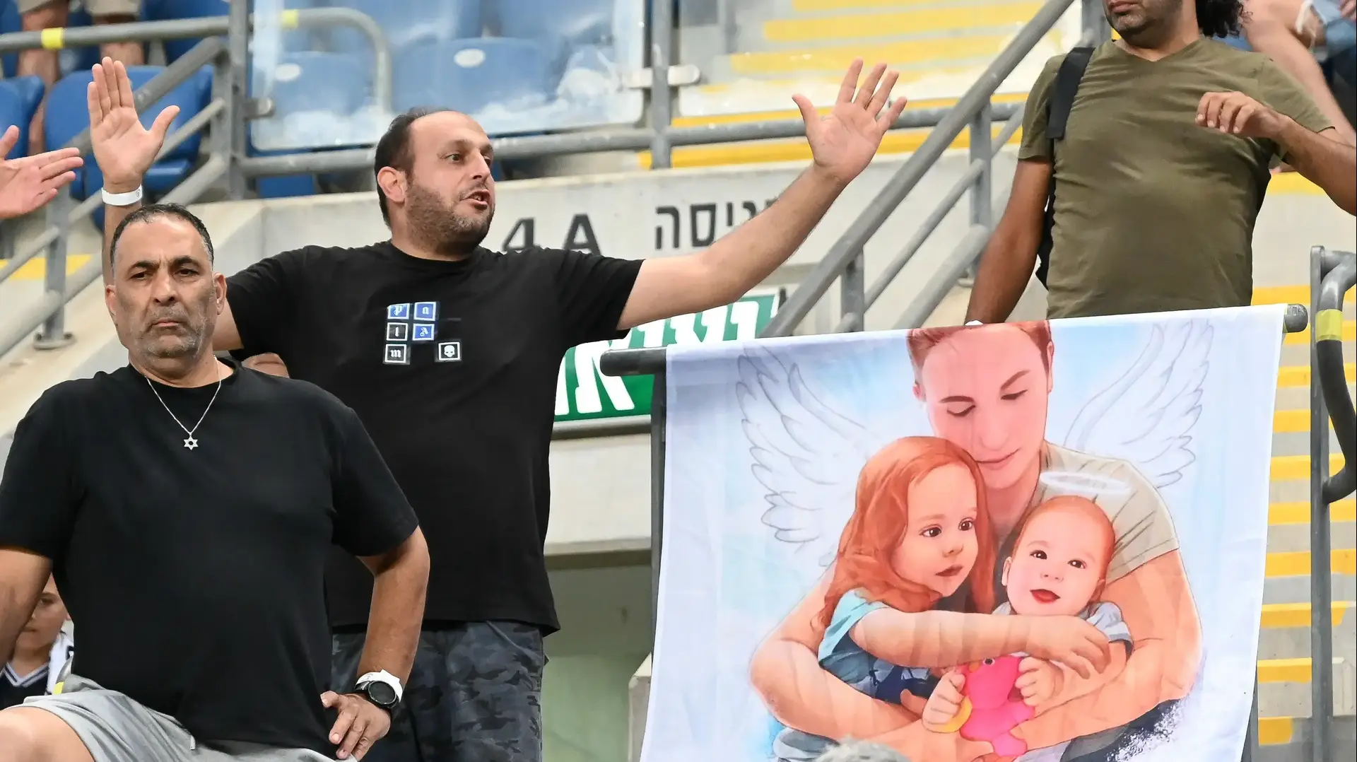 ציור משפחת ביבס ביציע, במשחק של הפועל פתח תקוה נגד מכבי נתניה ציור משפחת ביבס ביציע, במשחק של הפועל פתח תקוה נגד מכבי נתניה