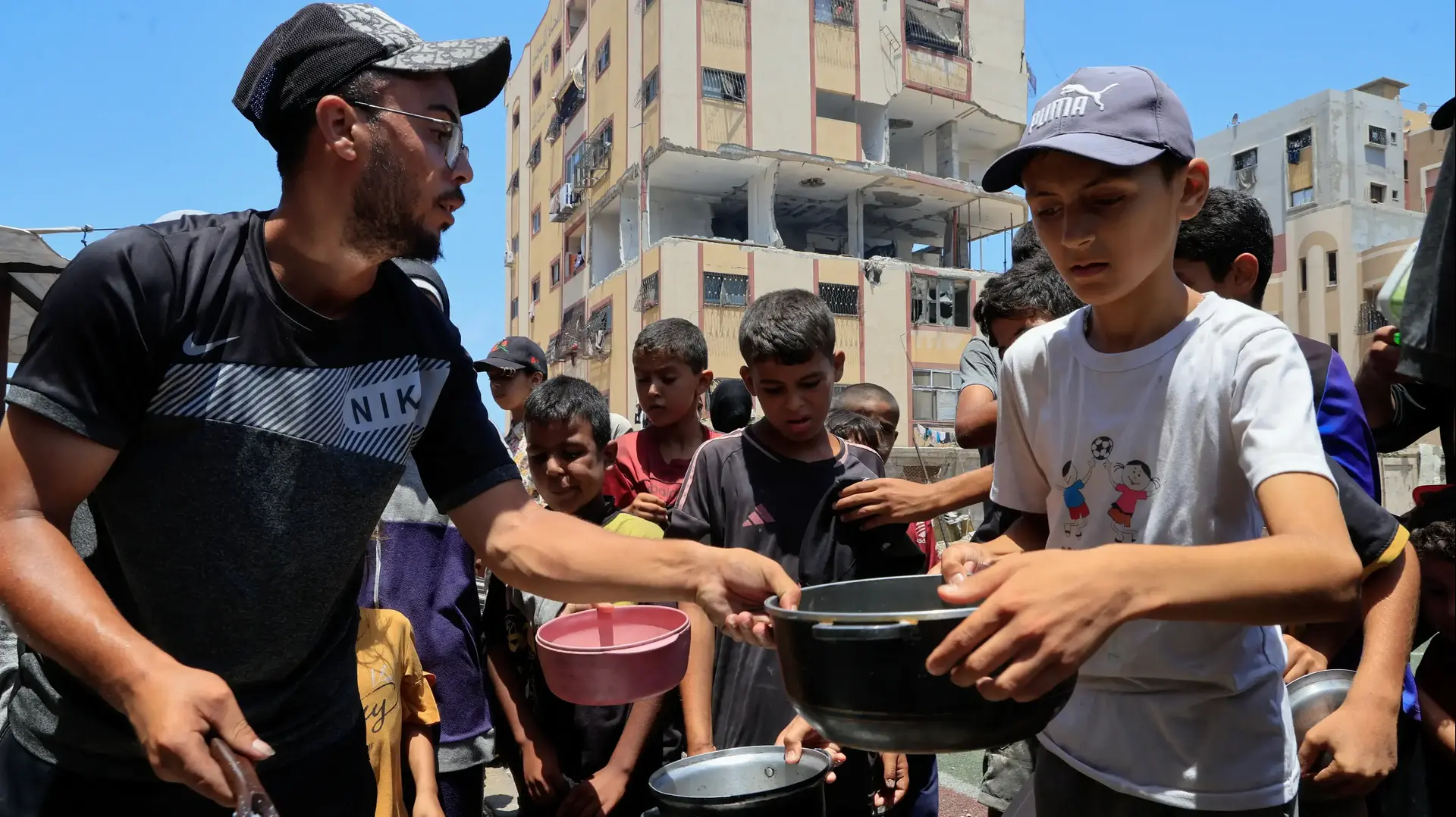 עזתים מתאספים לחלוקת אוכל, רצועת עזה, 29 ביולי 2025 עזתים מתאספים לחלוקת אוכל, רצועת עזה, 29 ביולי 2025