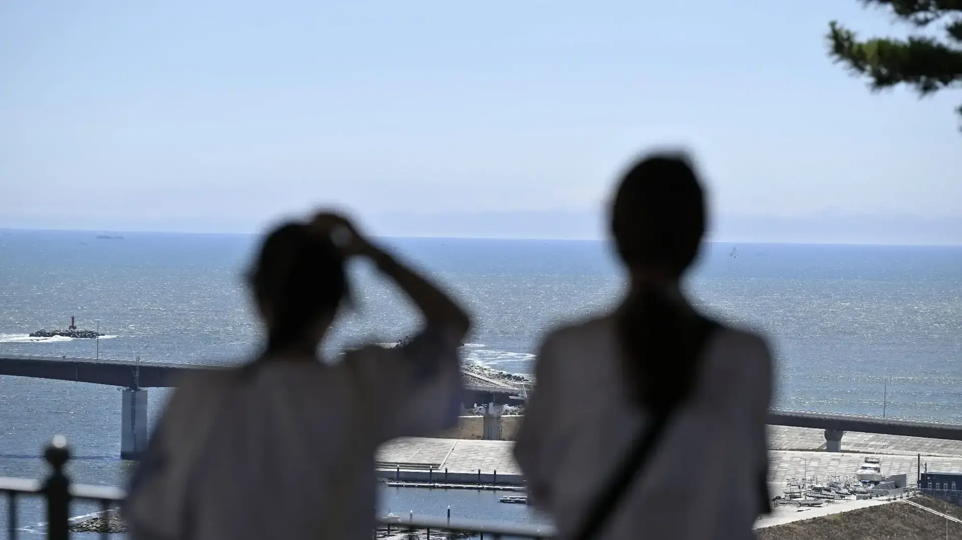 תושבים צופים באוקיינוס בעקבות אזהרת צונאמי, יפן, 30 ביולי 2025
