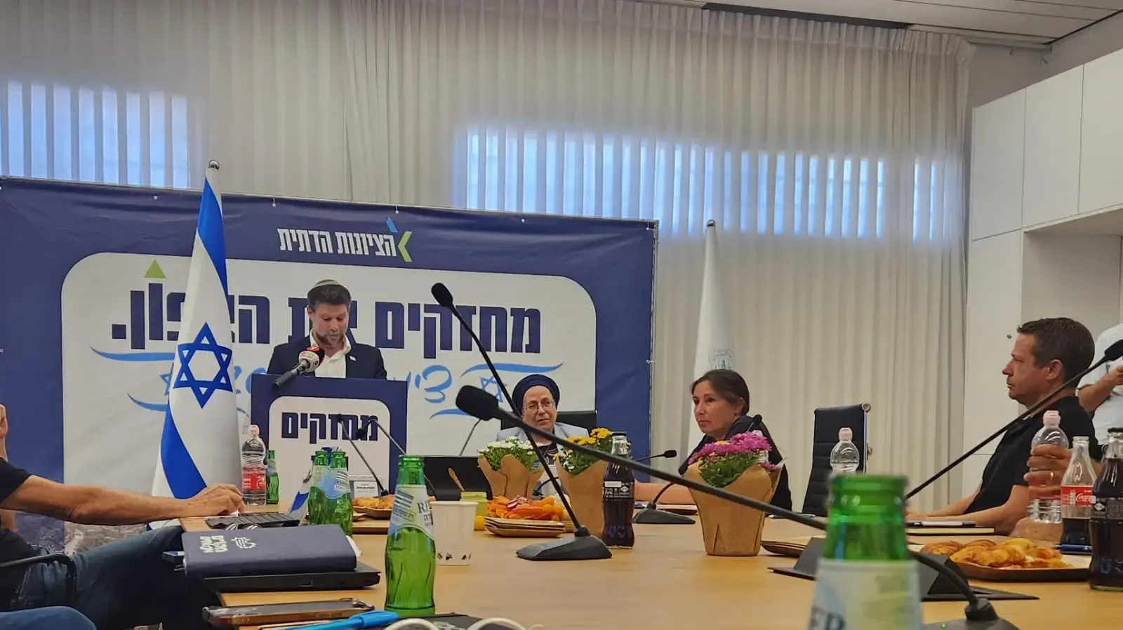סודה מתוצרת טורקית בזמן נאום סמוטריץ' סודה מתוצרת טורקית בזמן נאום סמוטריץ'