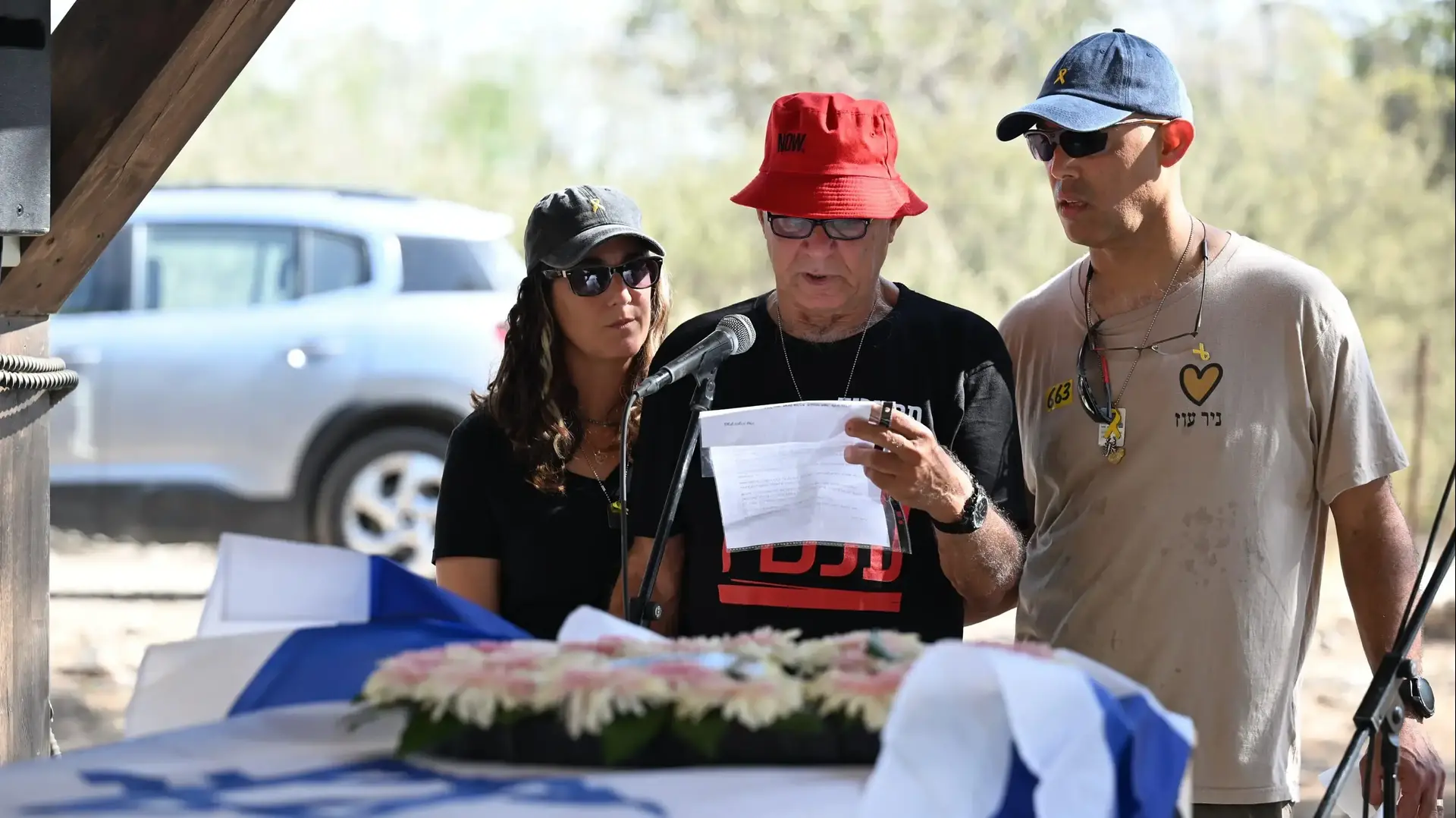 
גדי מוזס בהלווייתה של בת זוגו אפרת. 30 ביולי 2025 