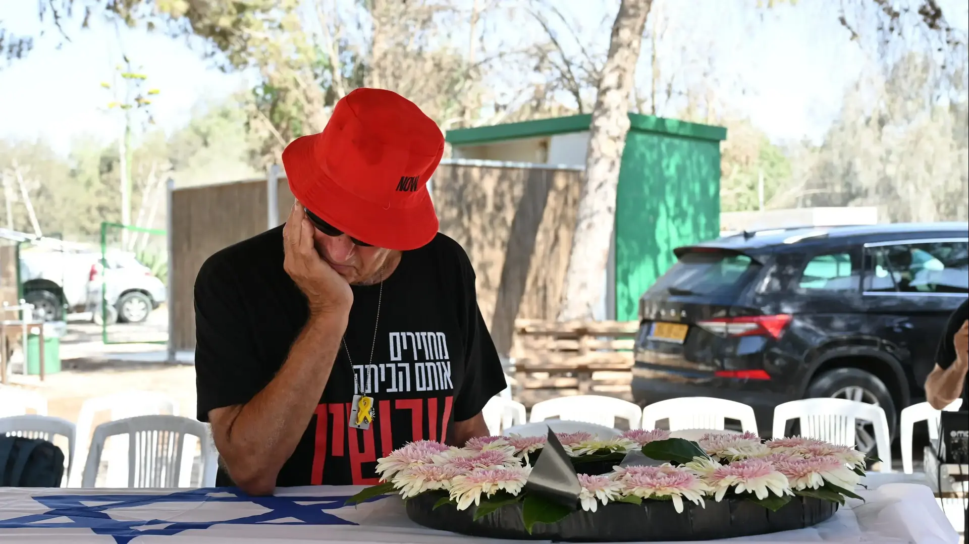 גדי מוזס בהלווייתה של בת זוגו אפרת. 30 ביולי 2025 גדי מוזס בהלווייתה של בת זוגו אפרת. 30 ביולי 2025