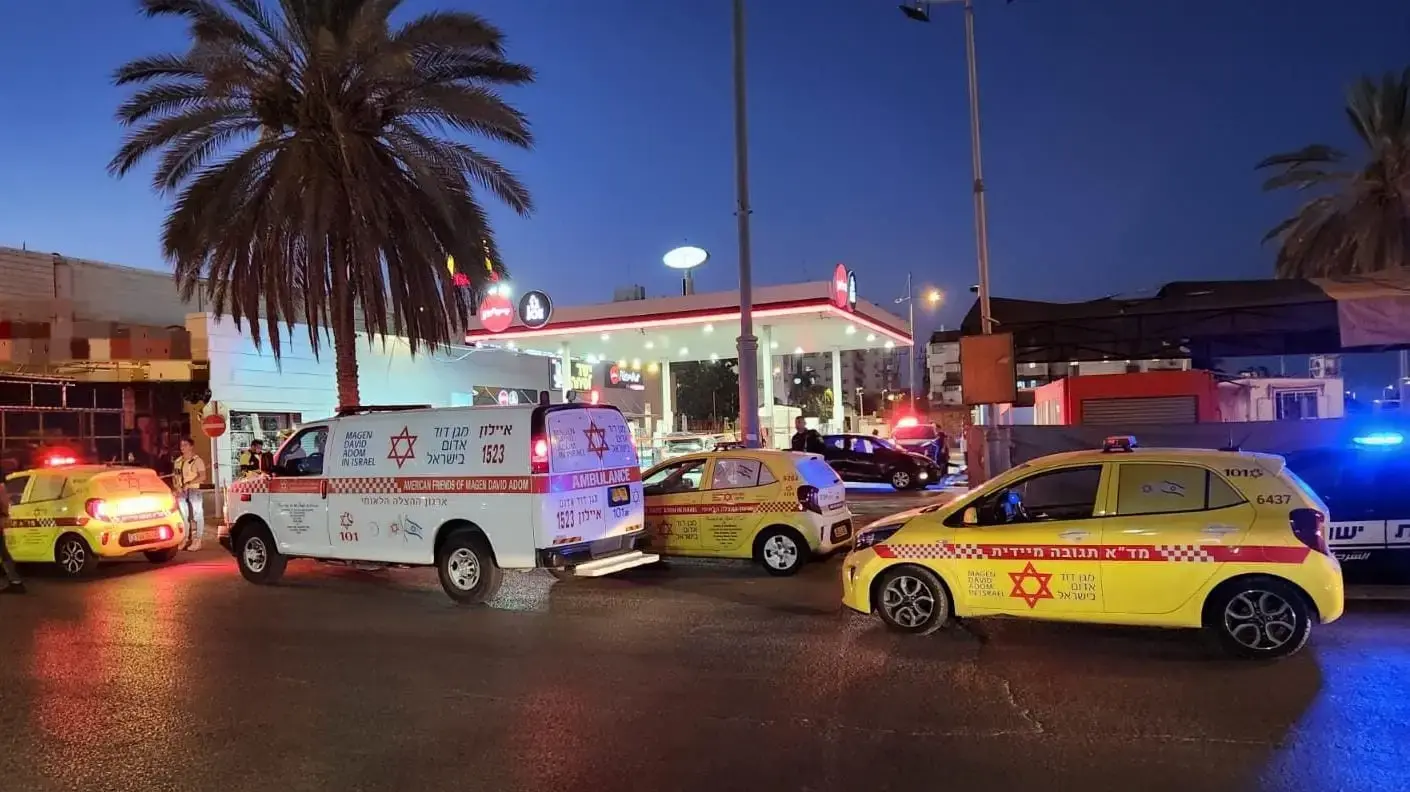 ניידות מגן דוד אדום בזירת הרצח ברמלה ניידות מגן דוד אדום בזירת הרצח ברמלה