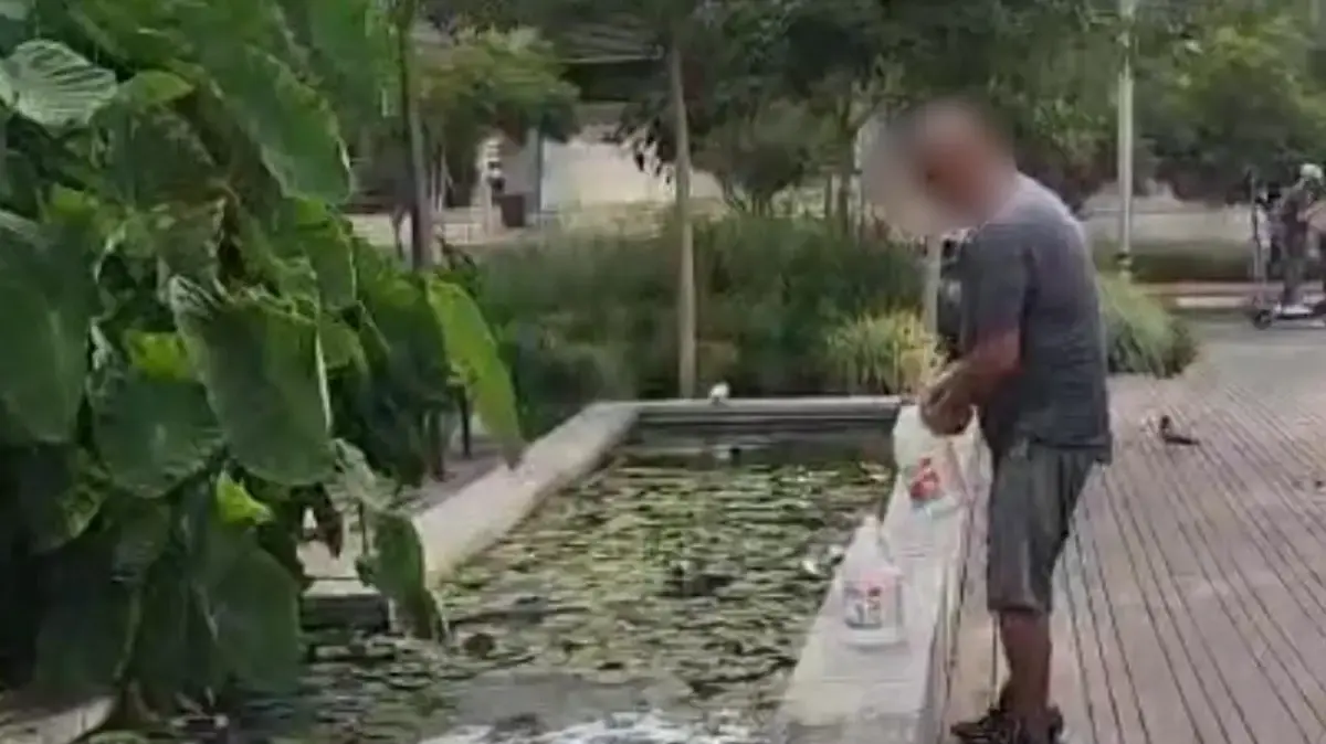 שפך אקונומיקה לבריכת דגים ברמת גן וגרם למותם- שוטרי ופקחי יחידת שיטור עירוני רמת גן במרחב דן עצרו חשוד במעשה. 31 ביולי 2025 שפך אקונומיקה לבריכת דגים ברמת גן וגרם למותם- שוטרי ופקחי יחידת שיטור עירוני רמת גן במרחב דן עצרו חשוד במעשה. 31 ביולי 2025