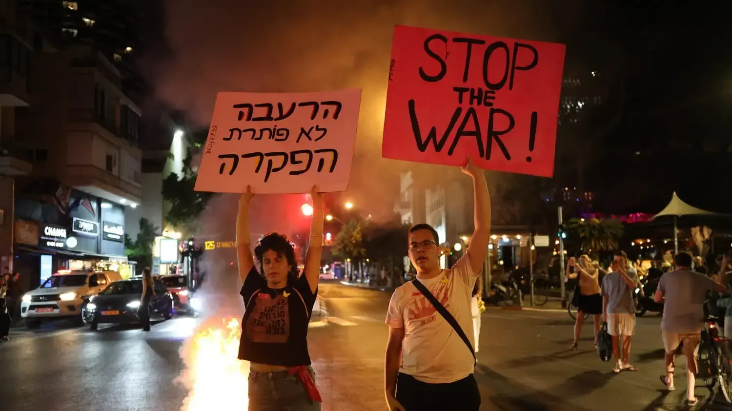 מדורה במהלך הפגנה "הפגנת חירום: משנים כיוון-הממשלה מרעיבה למוות בני אדם". צומת המלך ג'ורג' - בוגרשוב, 31 ביולי 2025
מדורה במהלך הפגנה "הפגנת חירום: משנים כיוון-הממשלה מרעיבה למוות בני אדם". צומת המלך ג'ורג' - בוגרשוב, 31 ביולי 2025