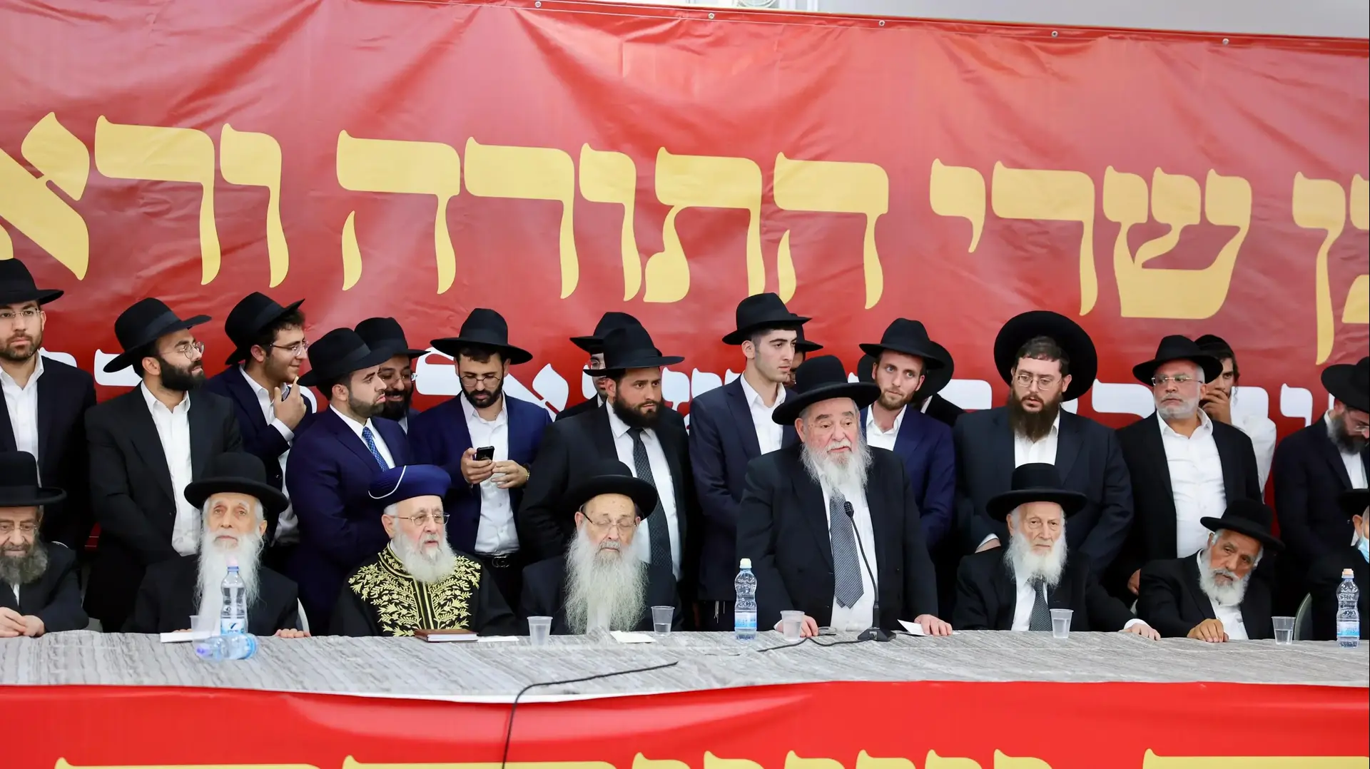 המנהיג הליטאי הרב דוב לנדו שיגר מסר לעריקים הפוטנציאליים בכנס חירום של ראשי הישיבות החרדיות
המנהיג הליטאי הרב דוב לנדו שיגר מסר לעריקים הפוטנציאליים בכנס חירום של ראשי הישיבות החרדיות