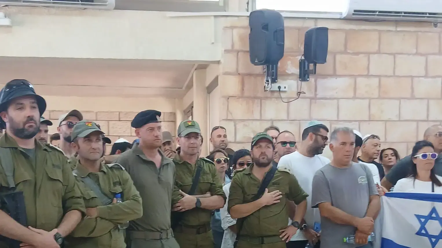הלוויתו של רועי וסרשטיין, לוחם המילואים ששם קץ לחייו
1 באוגוסט 2025 הלוויתו של רועי וסרשטיין, לוחם המילואים ששם קץ לחייו
1 באוגוסט 2025