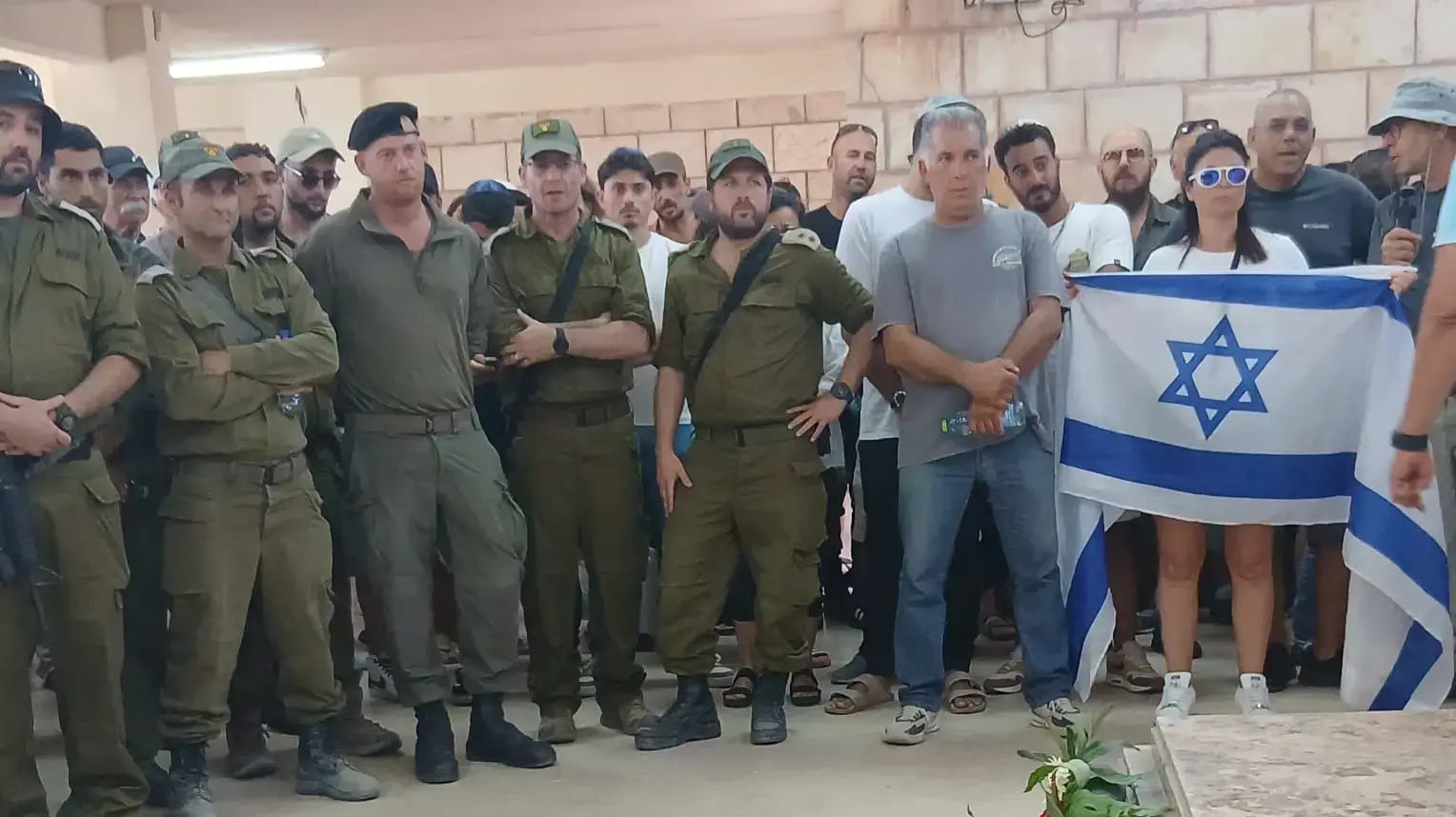 הלוויתו של רועי וסרשטיין, לוחם המילואים ששם קץ לחייו
1 באוגוסט 2025 הלוויתו של רועי וסרשטיין, לוחם המילואים ששם קץ לחייו
1 באוגוסט 2025