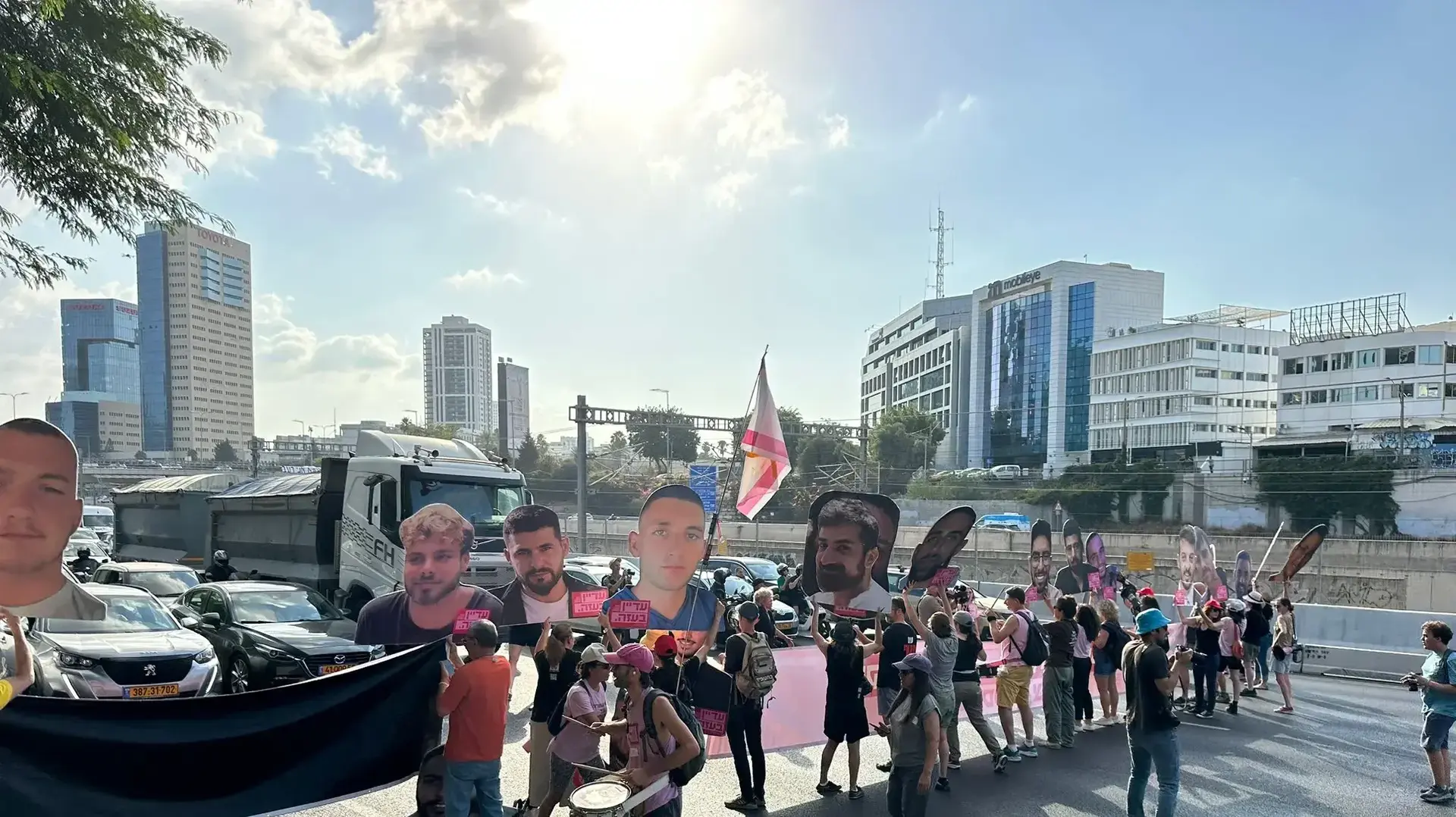בני משפחות חטופים ומפגינים חוסמים את איילון בני משפחות חטופים ומפגינים חוסמים את איילון