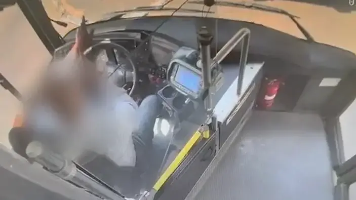 תיעוד: רגם נהג אוטבוס באבנים על רקע בריונות בכביש ונעצר על ידי שוטרי המחוז הצפוני. 3 באוגוסט 2025