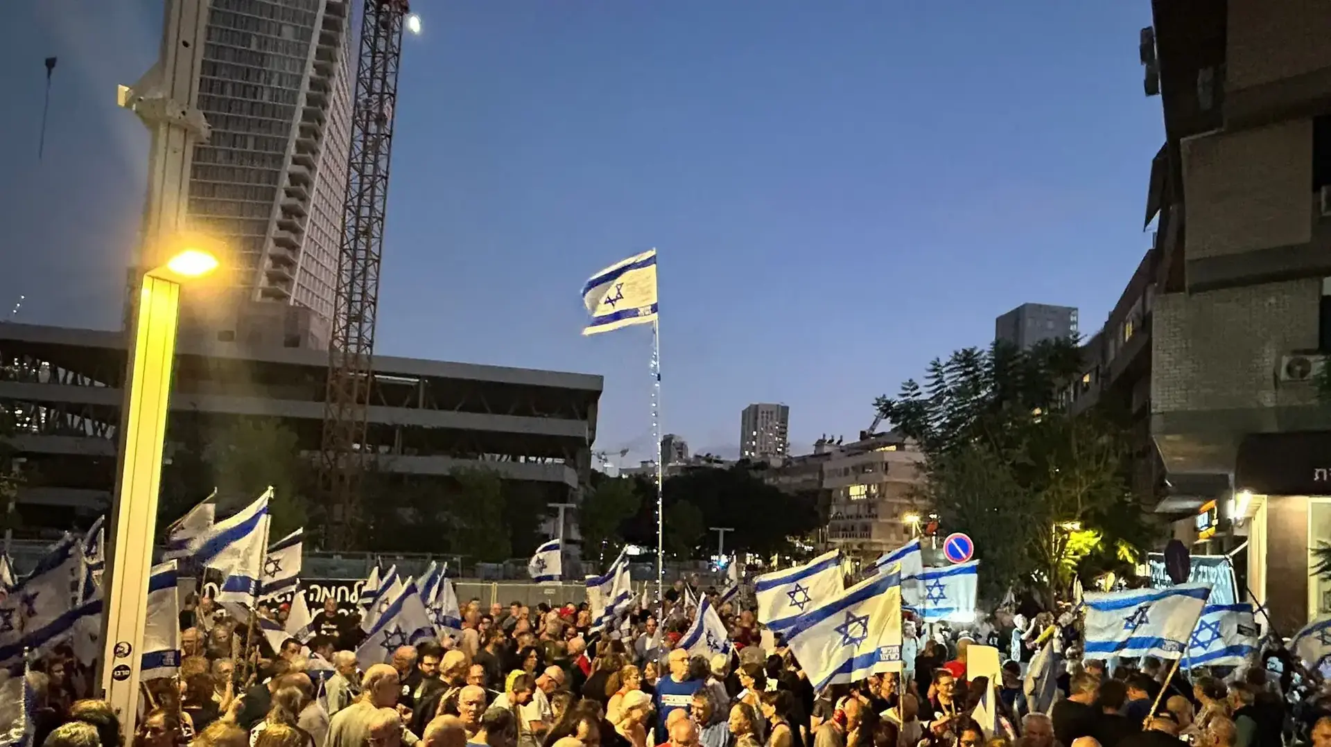 מפגינים רבים ההפגנת התמיכה ביועמ״שית, כיכר המדינה, 3 באוגוסט 2025 מפגינים רבים ההפגנת התמיכה ביועמ״שית, כיכר המדינה, 3 באוגוסט 2025