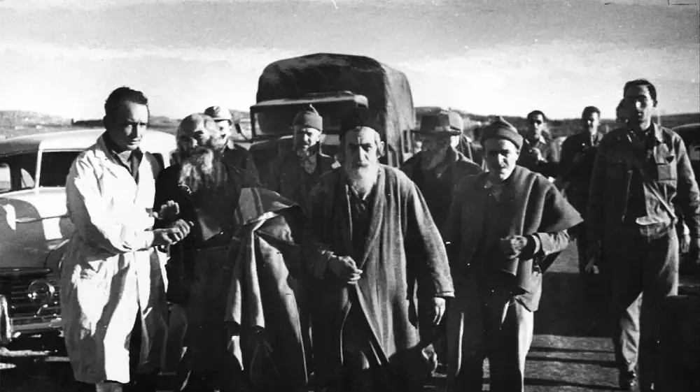 שבויים ישראלים, ממגִני הרובע היהודי בירושלים, חוזרים מהשבי בירדן. משמאל מלווה אותם ד"ר הראל (שטיינברג), 30 בנובמבר 1948 שבויים ישראלים, ממגִני הרובע היהודי בירושלים, חוזרים מהשבי בירדן. משמאל מלווה אותם ד"ר הראל (שטיינברג), 30 בנובמבר 1948