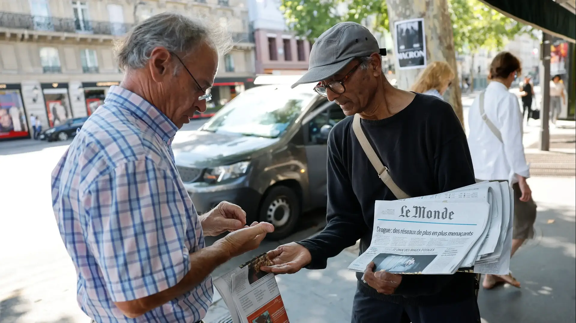 עלי אכבר, מוכר העיתונים האחרון בפריז, מוכר עיתונים ברובע הלטיני, פריז, צרפת, 4 באוגוסט 2025 עלי אכבר, מוכר העיתונים האחרון בפריז, מוכר עיתונים ברובע הלטיני, פריז, צרפת, 4 באוגוסט 2025