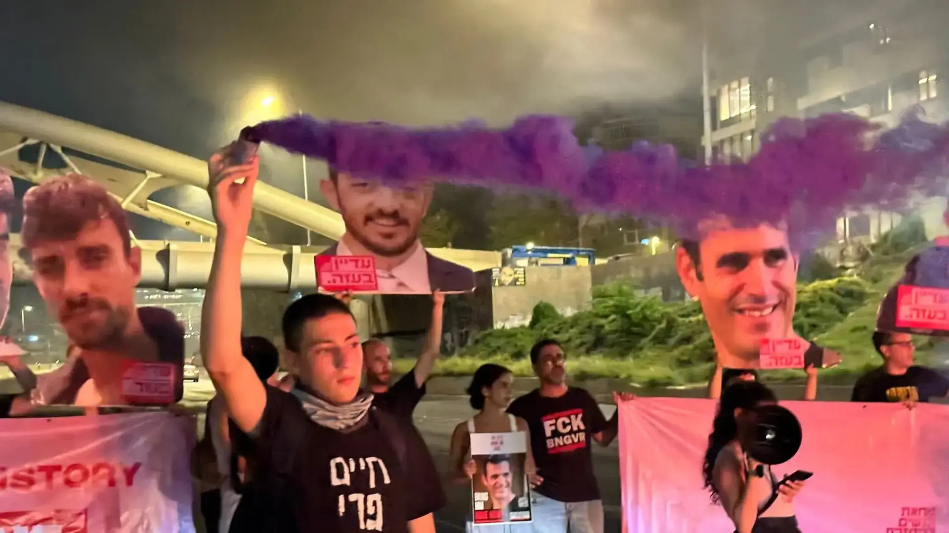 מפגינים חסמו את כביש איילון דרום במחאה להחזרת החטופים, 5 באוגוסט 2025 מפגינים חסמו את כביש איילון דרום במחאה להחזרת החטופים, 5 באוגוסט 2025