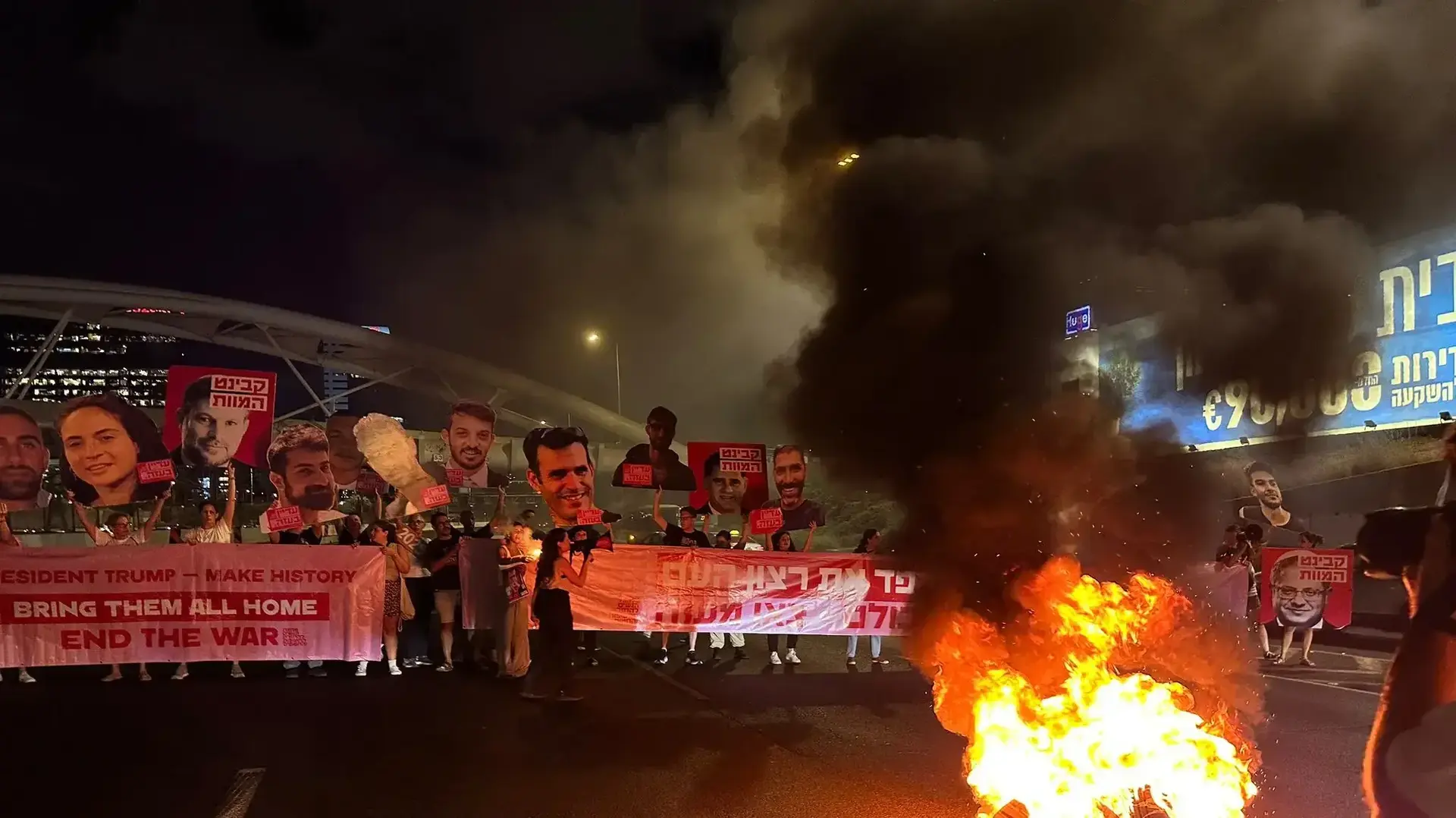 מפגינים חסמו את כביש איילון דרום במחאה להחזרת החטופים, 5 באוגוסט 2025 מפגינים חסמו את כביש איילון דרום במחאה להחזרת החטופים, 5 באוגוסט 2025