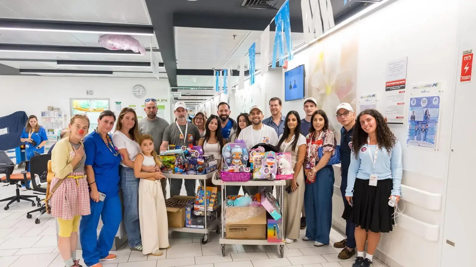 משפחת ביבס ביקרה במחלקת הילדים בבית החולים אסותא, אשדוד, 6 באוגוסט 2025