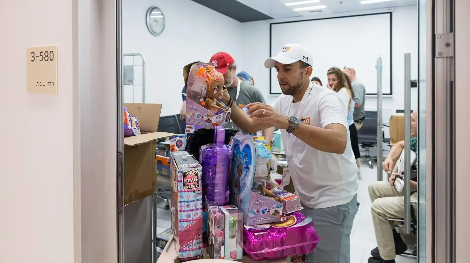 משפחת ביבס ביקרה במחלקת הילדים בבית החולים אסותא, אשדוד, 6 באוגוסט 2025 משפחת ביבס ביקרה במחלקת הילדים בבית החולים אסותא, אשדוד, 6 באוגוסט 2025