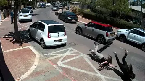 בנות 13 התנגשו ברכב חונה ודורשות מיליונים מחברת הביטוח של הנהגים