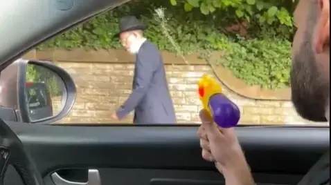בריטניה: שני גברים שתיעדו עצמם מטרידים גברים חרדים ברחוב בריטניה: שני גברים שתיעדו עצמם מטרידים גברים חרדים ברחוב