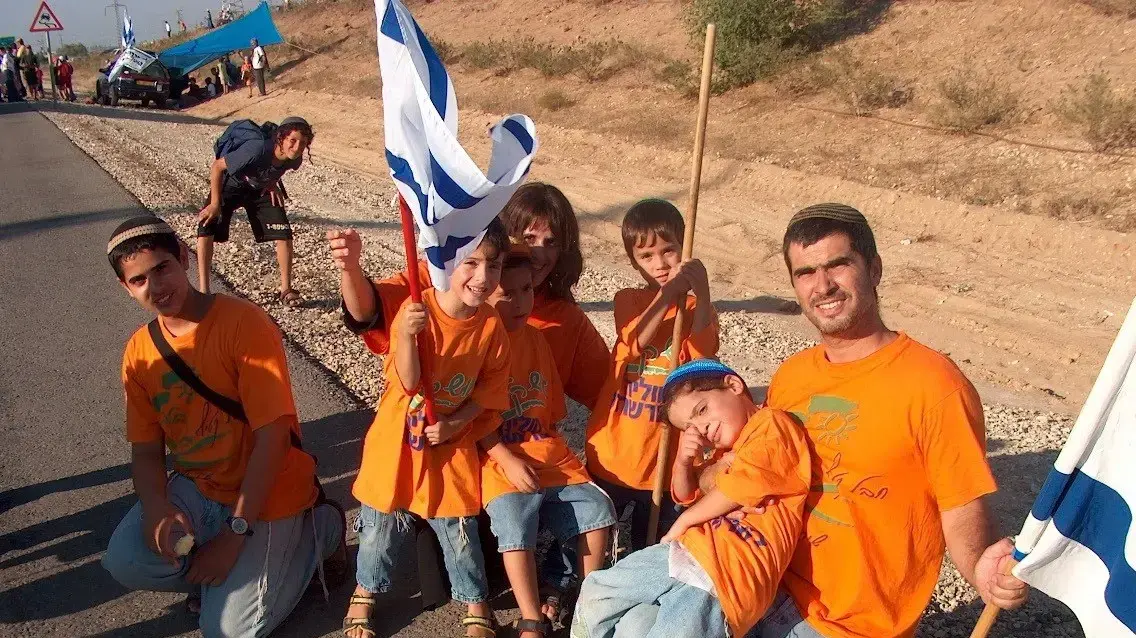 אליסף כהן עם אביו ואחיו בשרשרת הישראלית מגוש קטיף לירושלים, 25 ביולי 2004 אליסף כהן עם אביו ואחיו בשרשרת הישראלית מגוש קטיף לירושלים, 25 ביולי 2004