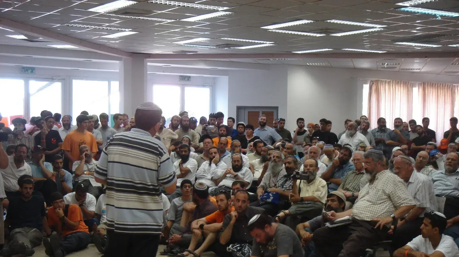 כנס תושבי נוה דקלים, מספר שעות לפני שהצבא החל בפינוי, ליאור כלפא מסביר לתושבים מה הולך לקרות, אוגוסט 2005 כנס תושבי נוה דקלים, מספר שעות לפני שהצבא החל בפינוי, ליאור כלפא מסביר לתושבים מה הולך לקרות, אוגוסט 2005