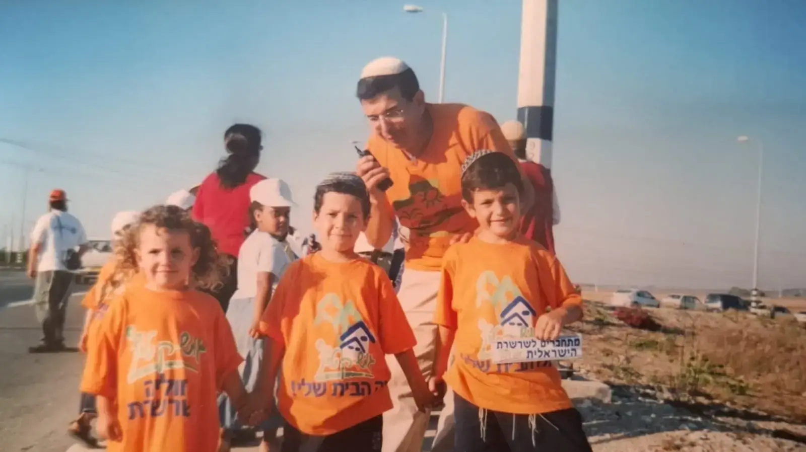 אוריאל כלפה עם אביו ואחיו בשרשרת הישראלית מגוש קטיף לירושלים, 25 ביולי 2004 אוריאל כלפה עם אביו ואחיו בשרשרת הישראלית מגוש קטיף לירושלים, 25 ביולי 2004
