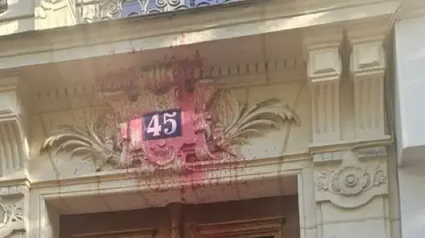 חזית משרדי אל על ברובע השלישי של פריז הושחתה הלילה בריסוס כתובות בנוסח "אל על - רצח עם" חזית משרדי אל על ברובע השלישי של פריז הושחתה הלילה בריסוס כתובות בנוסח "אל על - רצח עם"