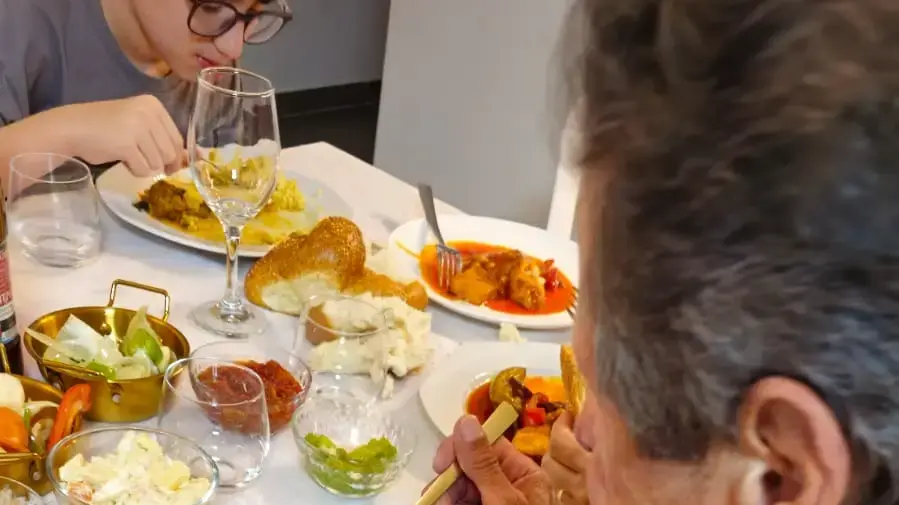 סלבה קגן עם משפחתו בארוחת שישי בישראל סלבה קגן עם משפחתו בארוחת שישי בישראל
