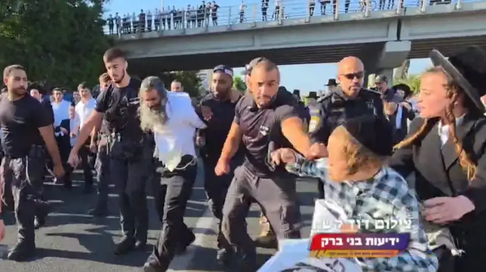 הפגנת הפלג הירושלמי נגד גיוס חרדים לצה"ל, כביש 4 ליד בני ברק, 7 באוגוסט 2025 הפגנת הפלג הירושלמי נגד גיוס חרדים לצה"ל, כביש 4 ליד בני ברק, 7 באוגוסט 2025