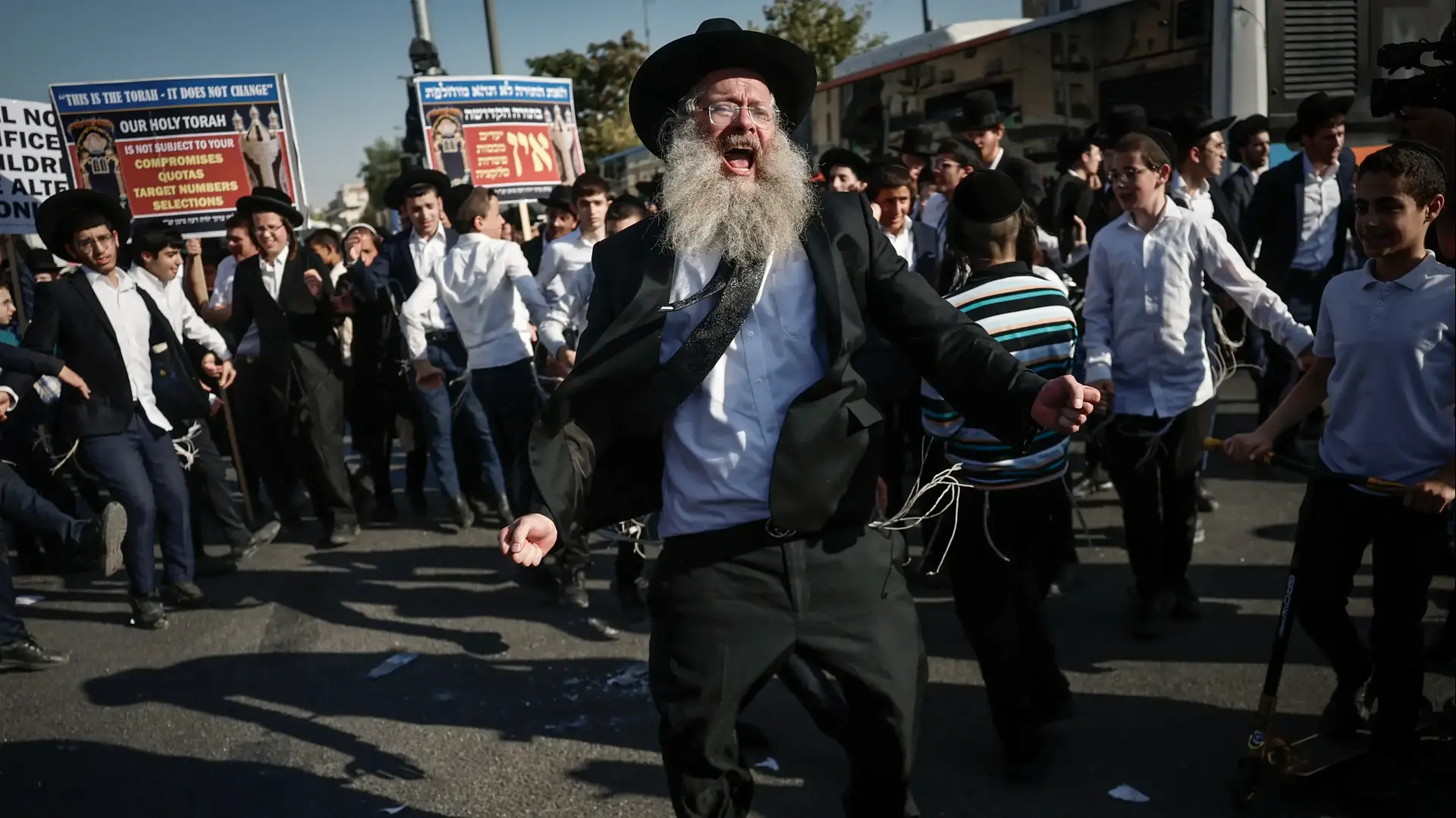 הפגנת הפלג הירושלמי נגד גיוס חרדים לצה"ל, צומת בר אילן, ירושלים, 7 באוגוסט 2025 הפגנת הפלג הירושלמי נגד גיוס חרדים לצה"ל, צומת בר אילן, ירושלים, 7 באוגוסט 2025
