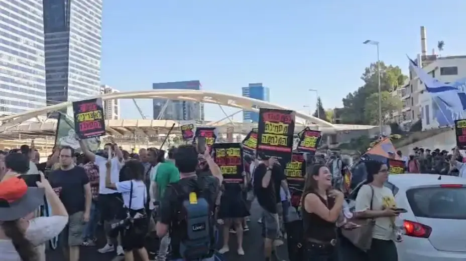 הפגנת הלומי קרב במחאה נגד משרד הביטחון וצה"ל לקבלת טיפול ראוי, תל אביב, 7 באוגוסט 2025 הפגנת הלומי קרב במחאה נגד משרד הביטחון וצה"ל לקבלת טיפול ראוי, תל אביב, 7 באוגוסט 2025