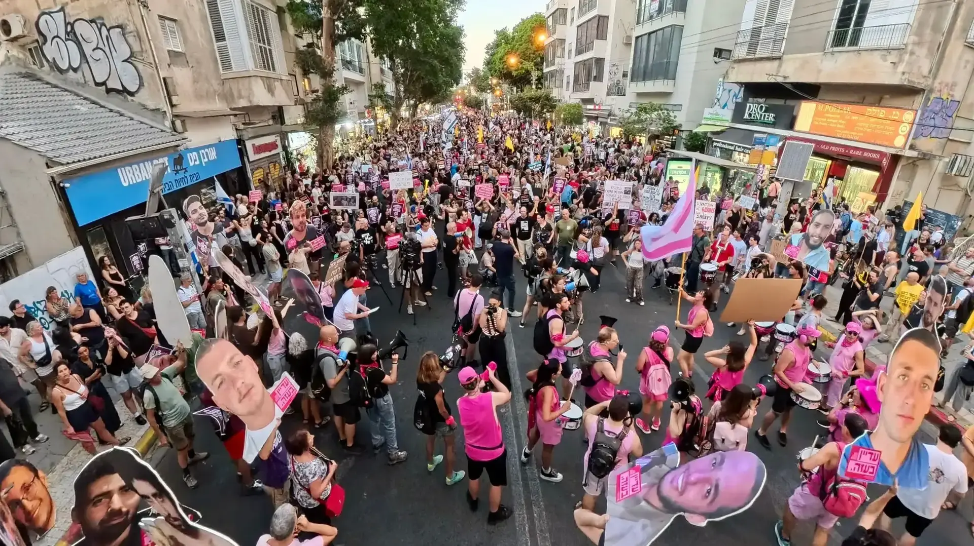 מפגינים בדרישה לשחרור החטופים והפסקת המלחמה, מול מצודת זאב בתל אביב, 7 באוגוסט 2025 מפגינים בדרישה לשחרור החטופים והפסקת המלחמה, מול מצודת זאב בתל אביב, 7 באוגוסט 2025