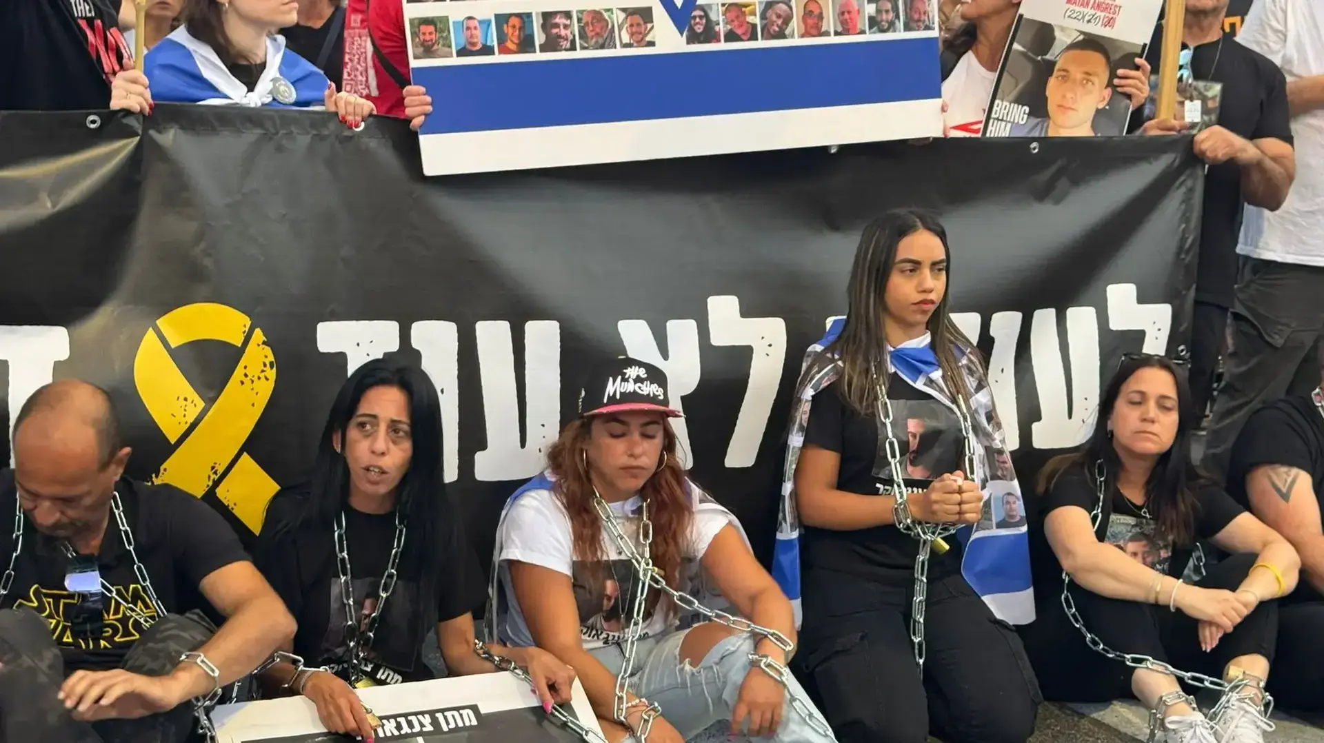 משפחות החטופים בשלשלאות, הפגנה לשחרור החטופים, ירושלים כיכר הג׳וינט, 7 באוגוסט 2025