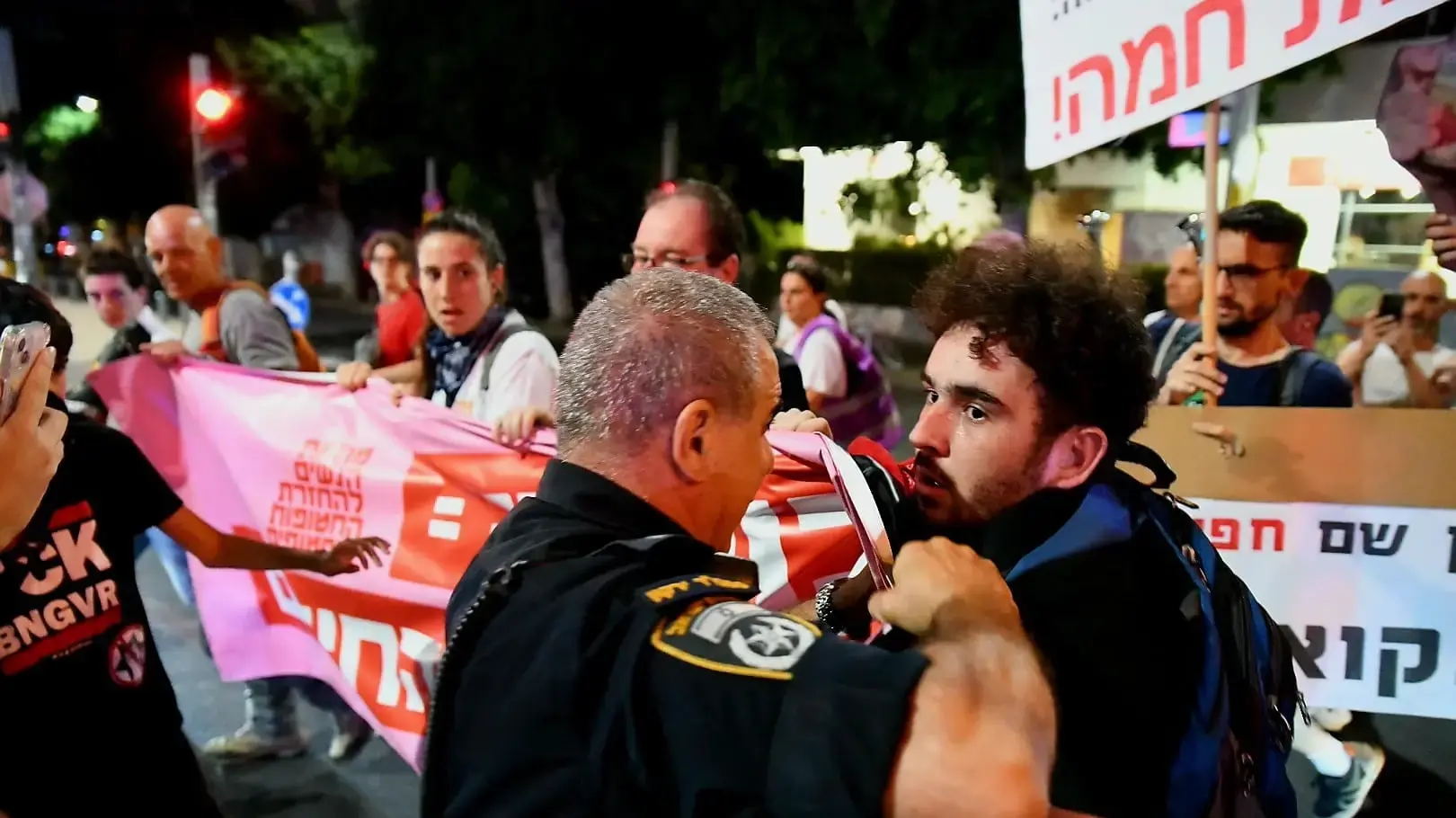 צעדת מחאה בקריאה לשחרור החטופים ולעצור את המלחמה, תל אביב, 7 באוגוסט 2025 צעדת מחאה בקריאה לשחרור החטופים ולעצור את המלחמה, תל אביב, 7 באוגוסט 2025