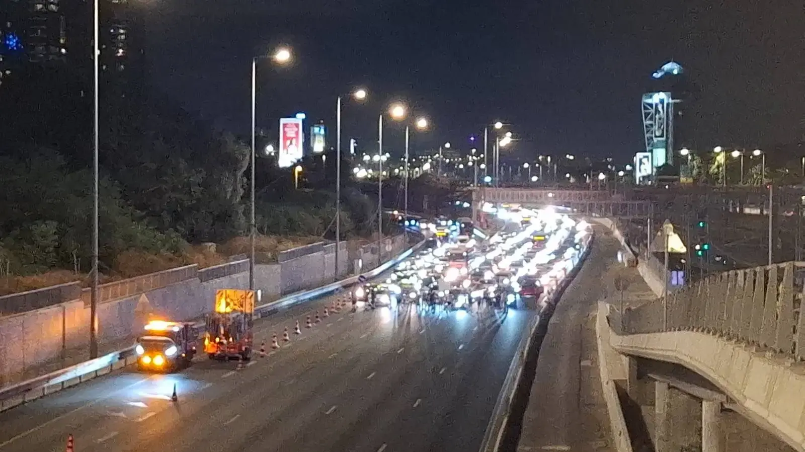 חסימת כביש איילון דרום כחלק ממחאת קריאה לשחרור החטופים ולעצור את המלחמה, תל אביב, 7 באוגוסט 2025 חסימת כביש איילון דרום כחלק ממחאת קריאה לשחרור החטופים ולעצור את המלחמה, תל אביב, 7 באוגוסט 2025