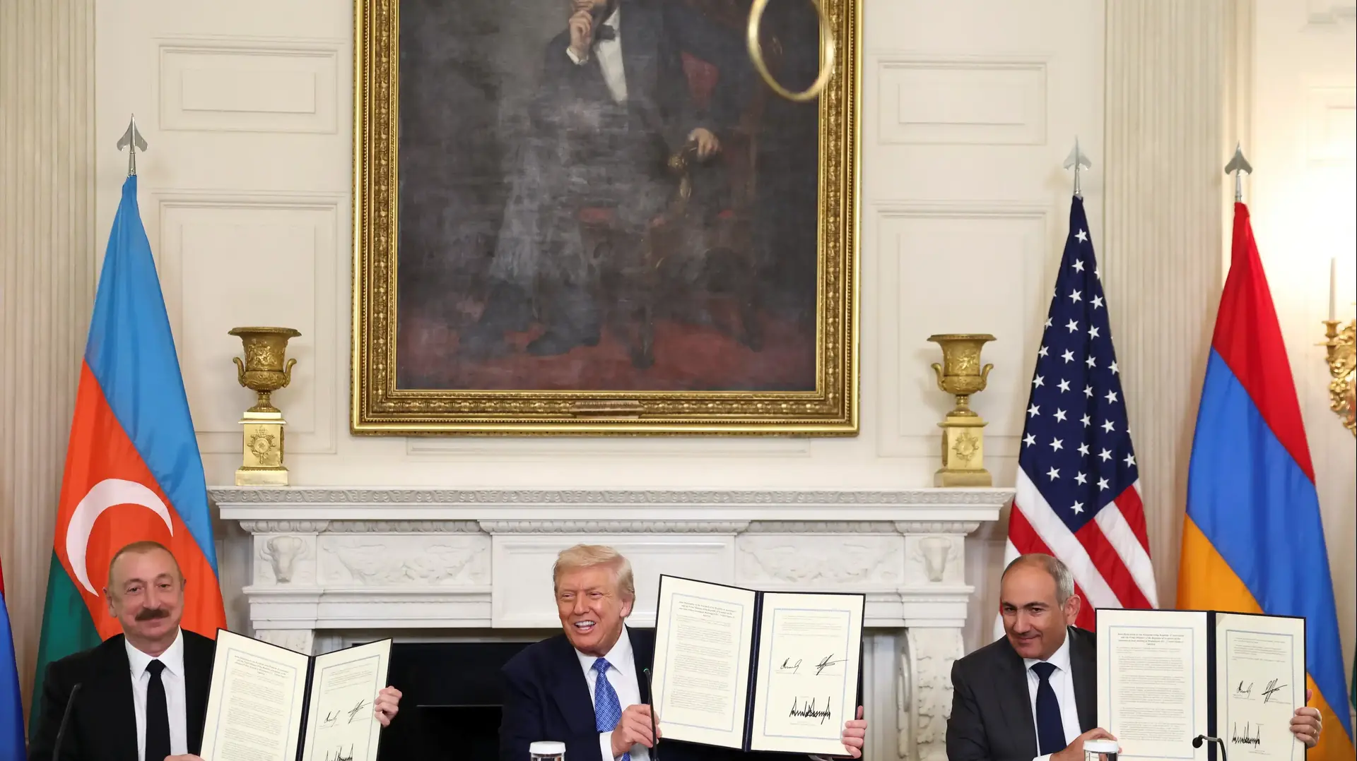 נשיא ארה"ב דונלד טראמפ לצד נשיא אזרבייג'ן אילהם אלייב וראש ממשלת ארמניה ניקול פשיניאן בטקס חתימה על הסכם שלום בבית הלבן, 8 באוגוסט 2025