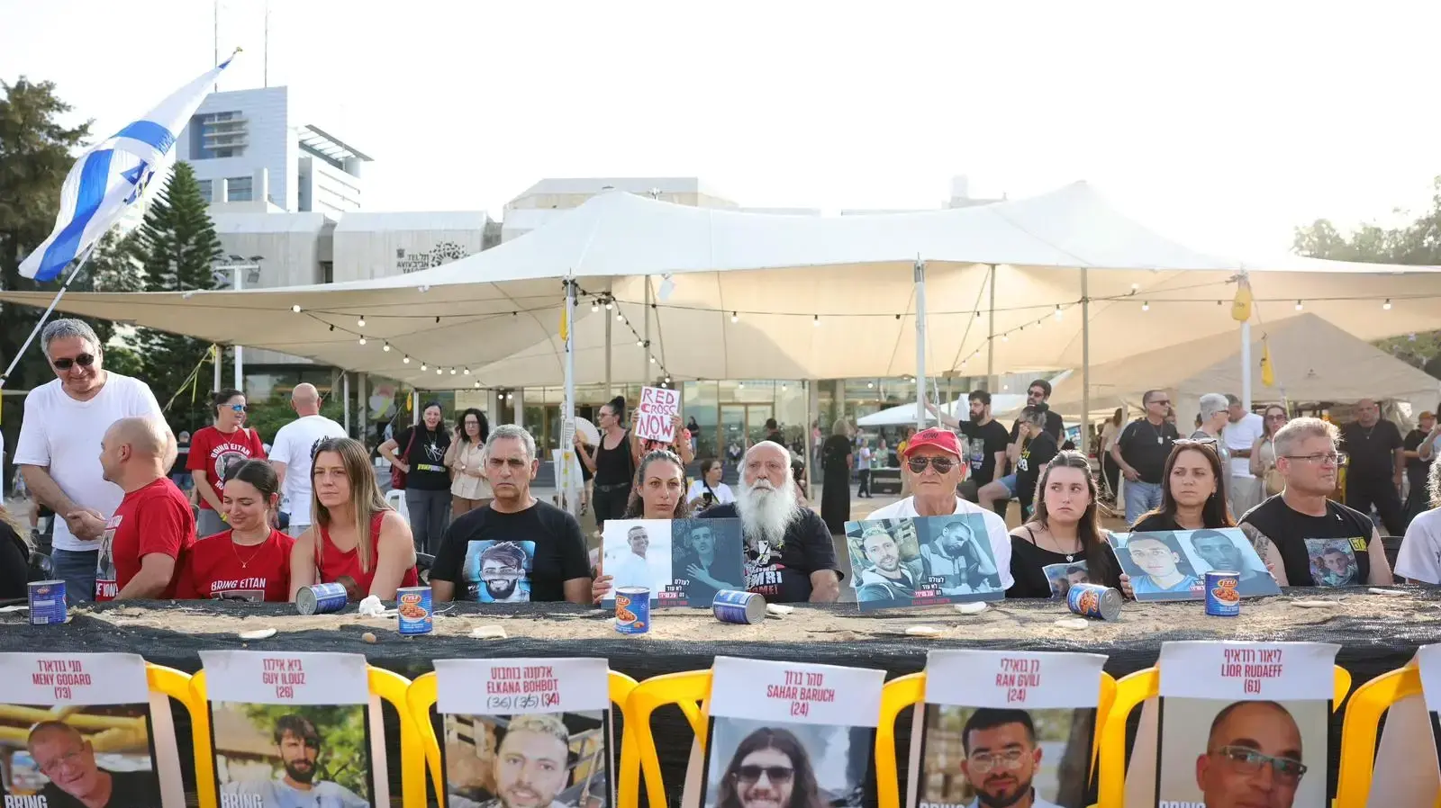 בני משפחותיהם של חטופים במיצג בכיכר החטופים. 9/8/2025 בני משפחותיהם של חטופים במיצג בכיכר החטופים. 9/8/2025