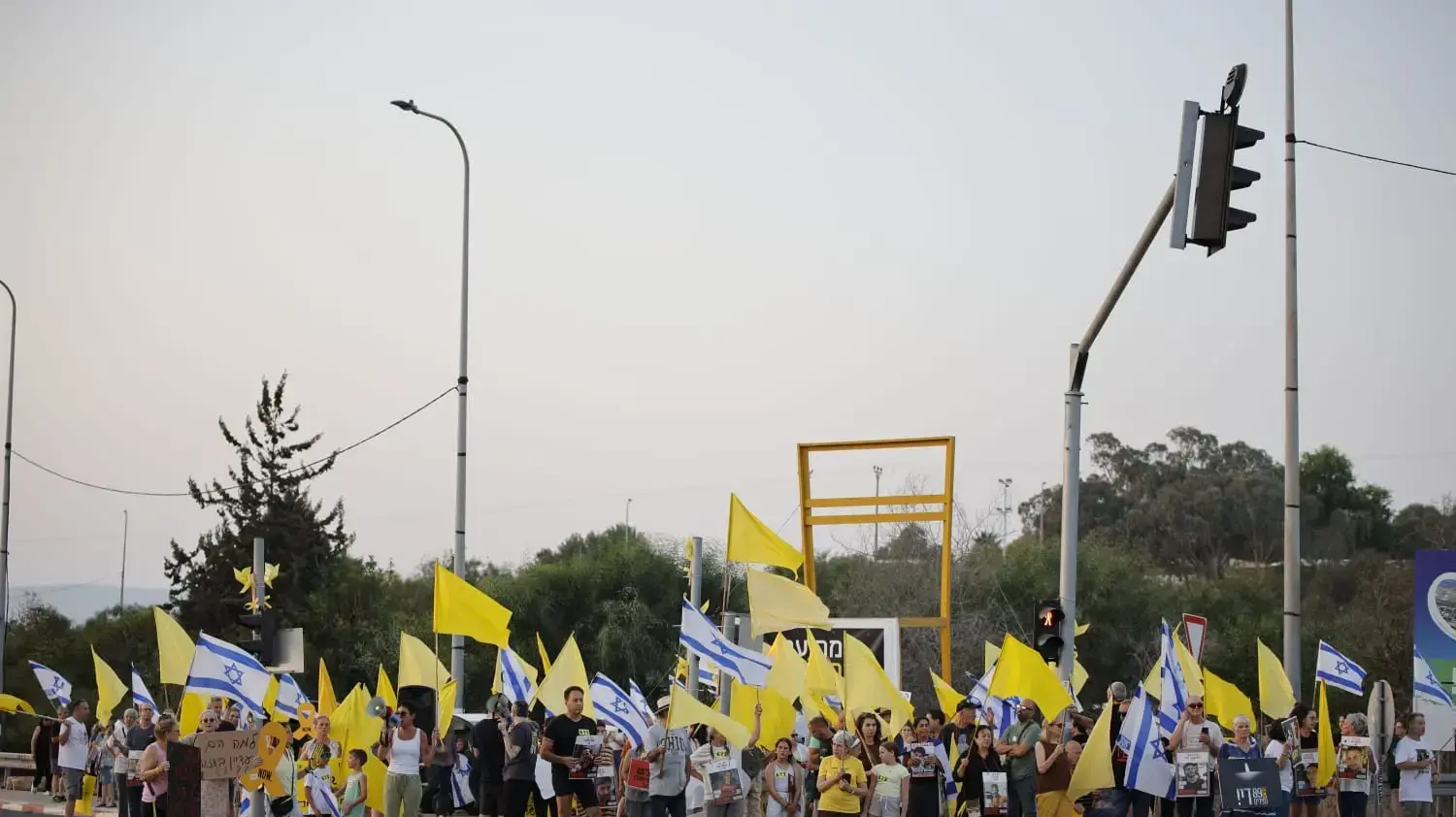 מאות מפגינים בקריאה לעסקת חטופים בצומת כברי מאות מפגינים בקריאה לעסקת חטופים בצומת כברי