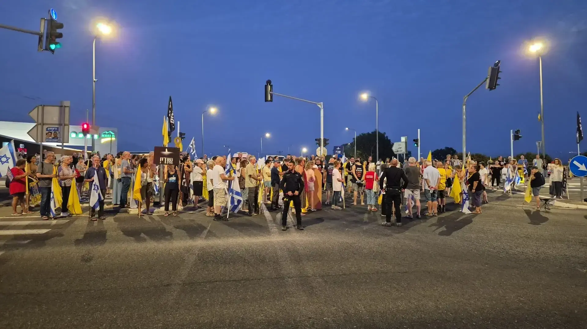 מפגינים חוסמים את צומת הגומא בקריאה לעסקת חטופים מפגינים חוסמים את צומת הגומא בקריאה לעסקת חטופים