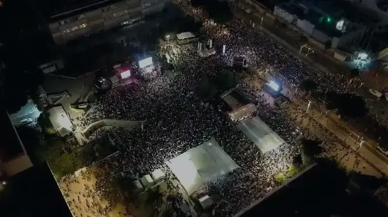 עשרות אלפים כעת בעצרת בכיכר החטופים עשרות אלפים כעת בעצרת בכיכר החטופים