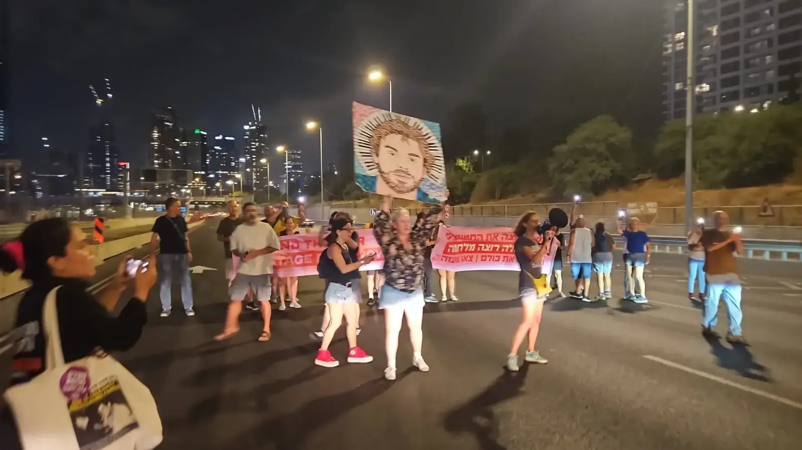 מפגינים חוסמים את איילון מפגינים חוסמים את איילון