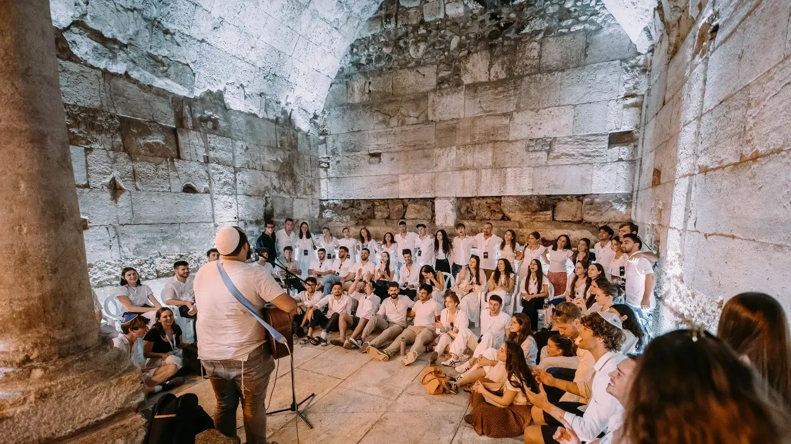 לינדסי, סטודנטית אמריקאית שהגיעה לישראל עם תגלית אקסל, חוגגת בת מצווה בכותל לינדסי, סטודנטית אמריקאית שהגיעה לישראל עם תגלית אקסל, חוגגת בת מצווה בכותל