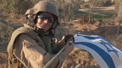 אליסף כהן מניף את דגל ישראל בגאון על אנטנת הטנק באל בוריג', רצועת עזה אליסף כהן מניף את דגל ישראל בגאון על אנטנת הטנק באל בוריג', רצועת עזה