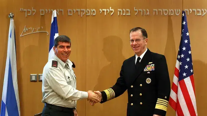מימין מפקד הכוחות המשולבים של ארצות הברית מייקל מאלן ומשמאל הרמטכל גבי אשכנזי בביקורו של מאלן בקריה
