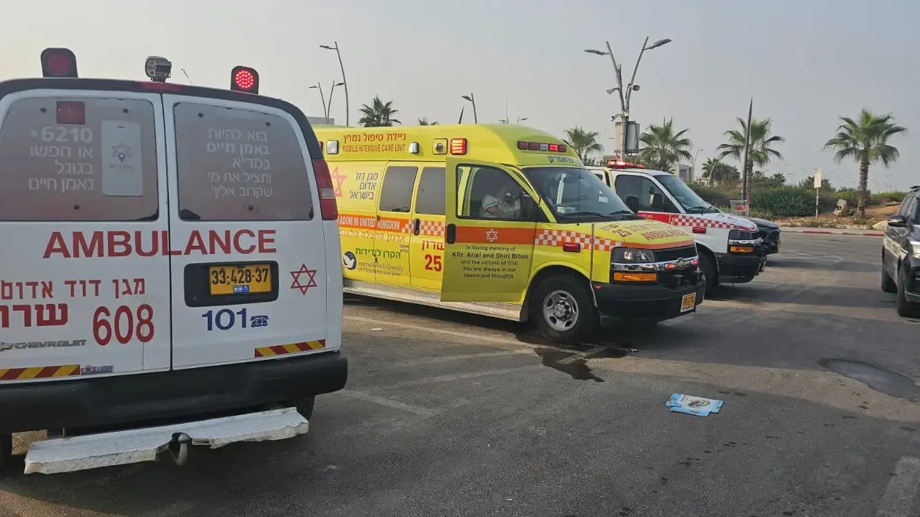 ניידות מגן דוד אדום בחוף אולגה חדרה